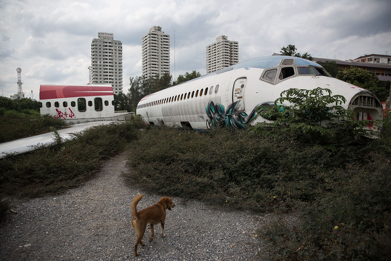 Illustration for article titled Bangkok's Homeless Are Turning These Decommissioned Airplanes Into Makeshift Homes
